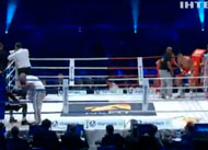 Перерыв между раундами, боксёры сидят по свои стороны углов ринга