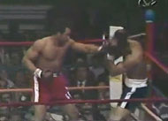 Джордж атакует Кена в углу ринга