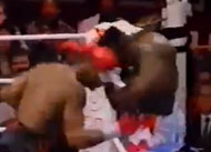 Бокс видео Льюис в клинче с Дереком