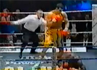 В свои первые бои Кличко влаживал максимум сил и энергии. Например в этот бой с Эксум Спайтом.