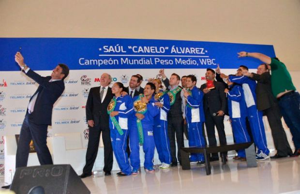 WBC вручило новый пояс Саулю Альваресу 2