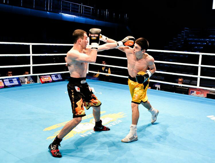 На ринг вышли казахстанец Асланбек Шымбергенов и представитель принимающей стороны Тамерлан Абдуллаев.